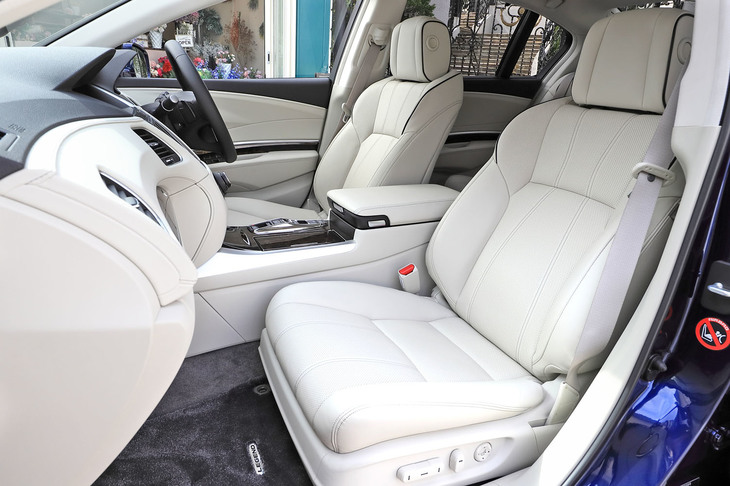 試乗車に採用されていた「シーコースト・アイボリー」のインテリア。内外装における標準車との違いは控えめで、6色のボディーカラーや3種類のインテリアコーディネートも共通である。