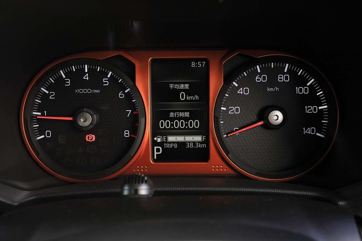2眼式のメーターパネルは、中央にカラーのマルチインフォメーションディスプレイを装備。オレンジのパネルがアクティブなイメージを演出する。