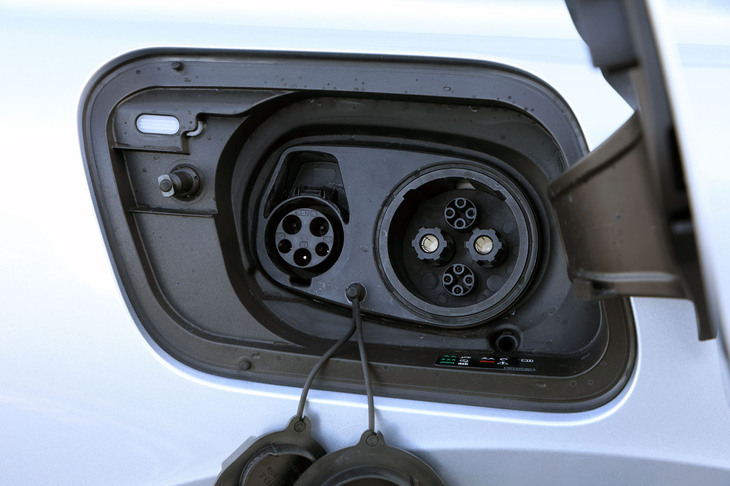 右のリアフェンダーパネルに備わる、普通充電／急速充電口。「Q4 e-tron」シリーズは出力125kWの急速充電に対応しており、残量5％から80％まで38分で充電できるとされる（125kW充電器を使った場合の理論値）。