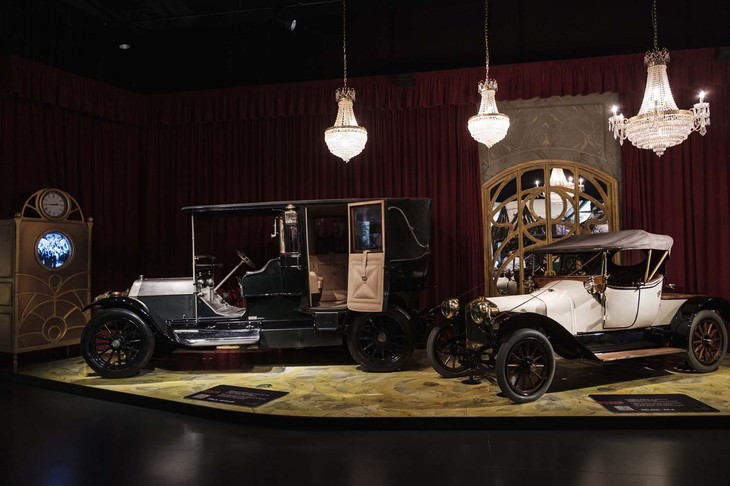 「自動車は時代、社会、人間の嗜好（しこう）の鏡である」というのがこのスペースのテーマ。タイトルはラグジュアリー。高品質の素材、ハイレベルな手作業、プロジェクトの野望は、時代のイコンとなるような自動車を生み出した。右はこの時代、最も洗練されたスポーツカーを生み出したフランスのドラージュの「AB-8」（1913年）。左はエレガントな「イソッタ・フラスキーニAN 20/30HP」（1909年）。