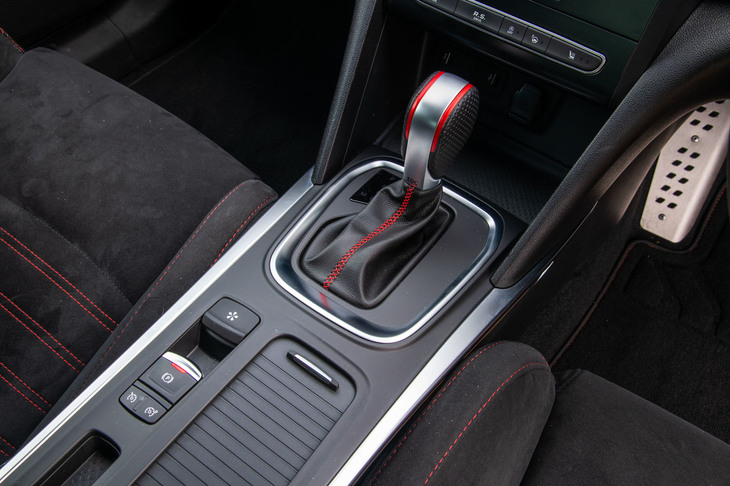 トランスミッションは6段のデュアルクラッチ式ATを採用。ブレーキングしながら左パドルを引き続けると、複数段のシフトダウンをして、車速に応じたギアを選択してくれる「マルチシフトダウン」機能も備えている。