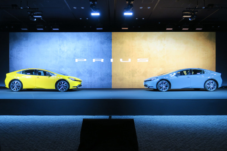 新型「トヨタ・プリウス2.0L PHEVプロトタイプ」（左）と「プリウス2.0L HEVプロトタイプ」（右）。