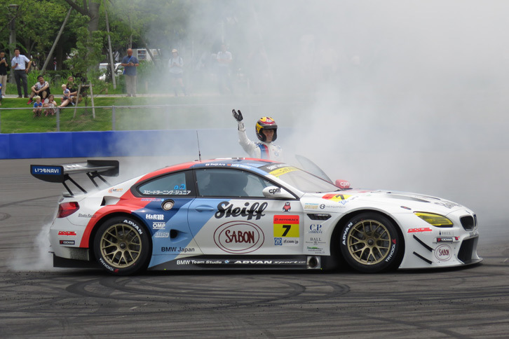 パフォーマンスを終え、観客に手を振る荒 聖治選手。