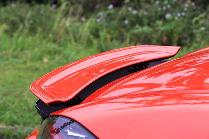 テールエンドのリアスポイラーは、従来型より面積が増している。