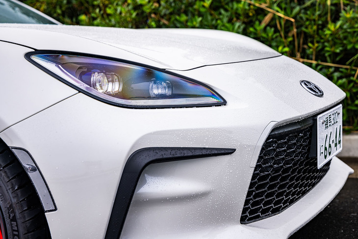 「D型」のフロントまわりのデザインに従来型からの変更はないが、最上級グレードの「RZ」では、新たにデイタイムランニングランプ機能付きの「Bi-Beam LEDヘッドランプ」が標準装備とされた。