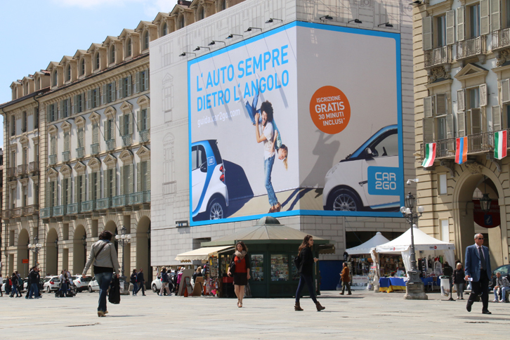 2015年トリノの王宮広場で。「いつも身近なクルマ」と訴えかける。ちなみに最新のキャッチは「イタリアは、シェアする喜び」。分かち合いという言葉に弱いイタリア人の心をくすぐるものといえる。