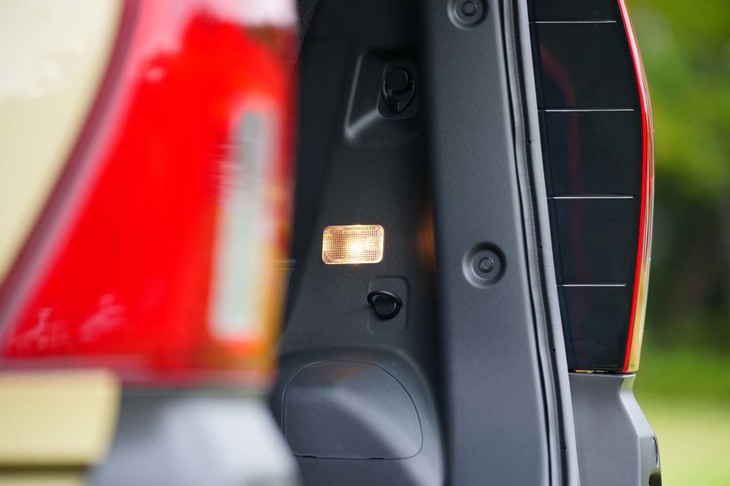 ラゲッジルームランプは荷室の右壁面にも備わっている。