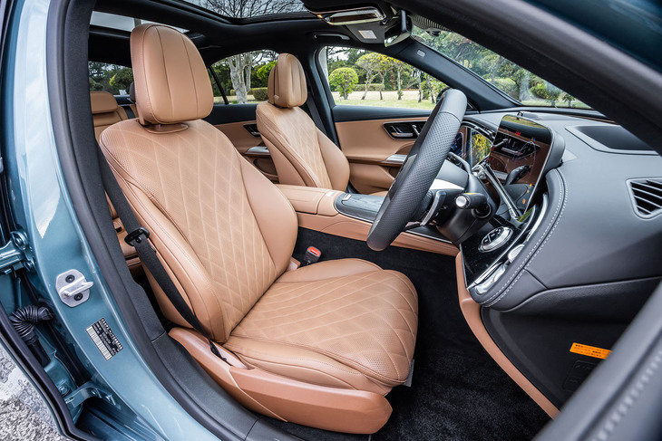 85万7000円の有償オプション「レザーエクスクルーシブパッケージ」を選択すると、ダイヤモンドステッチが施されたナッパレザーシートが装着される。運転席と助手席にはヒーターとベンチレーション、マッサージ機能が組み込まれている。