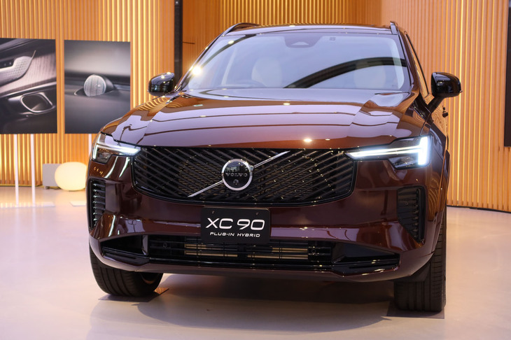 こちらはプラグインハイブリッドの「XC90ウルトラT8 AWDプラグインハイブリッド」。マイルドハイブリッドと合わせ、2種類のパワートレインが用意される。