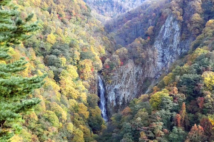 偶然見つけた潤満滝展望台より、名前の由来の潤満滝を眺める。