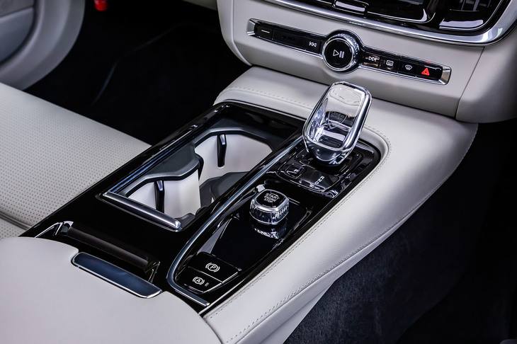 「インスクリプション」グレードには、スウェーデンのオレフォス社が手がけるクリスタル製のシフトノブが標準で装備されるほか、カップホルダーとシャッター式のカバーが専用デザインとなる。