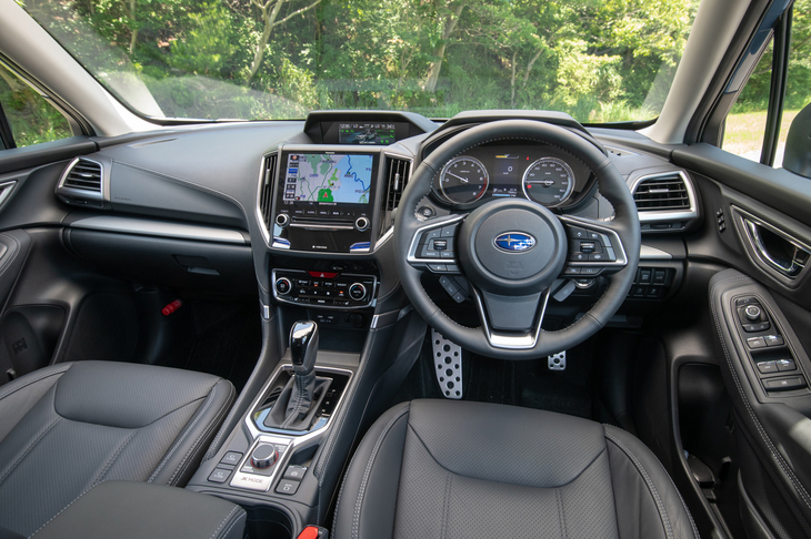 インテリアは、インパネとセンターコンソールを連続したデザインとすることで、SUVらしい力強さや開放感のある室内を表現したという。