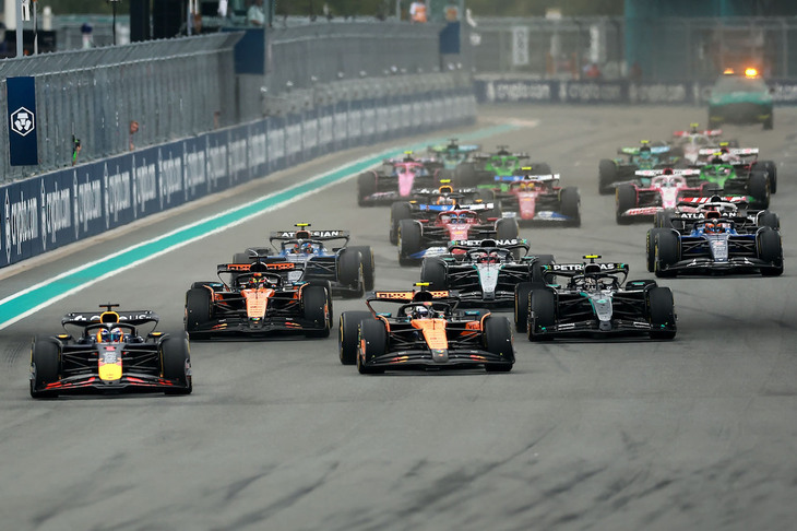 F1第6戦マイアミGPのスタート。今季3回目のポールポジションを獲得したレッドブルのマックス・フェルスタッペン（写真先頭）に、予選2位だったパパイヤオレンジのマクラーレンが襲いかかった。（Photo=Getty Images / Red Bull Content Pool）