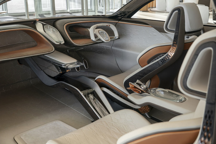 創立100周年コンセプトカー「EXP 100 GT」のインテリア。電動化されたパワートレインと完全自動運転を融合させた未来のベントレーだ。