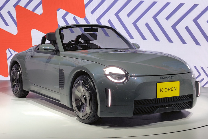 今回のジャパンモビリティショーで、最も“クルマ好き”の注目を集めたであろう「ダイハツK-OPEN（コペン）」。新型「コペン」は軽規格を保ったままFRになる！ ……かもしれない。
