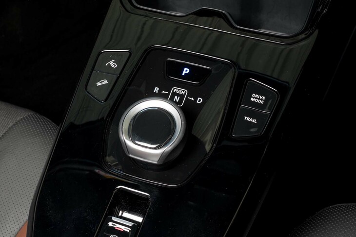 4WD車のセンターコンソール。ダイヤル式のシフトセレクターに加え、ドライブモードセレクターや回生ブレーキの強度の調整ボタン、ヒルディセントコントロールやブレーキLSDといった悪路でのアシスト機能等のスイッチ類が備わる。