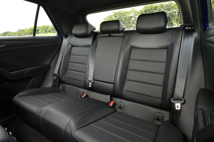 大人2人が十分にくつろげるスペースが確保された後席エリア。背もたれには60：40の分割可倒機構に加え、スキートンネルも組み込まれている