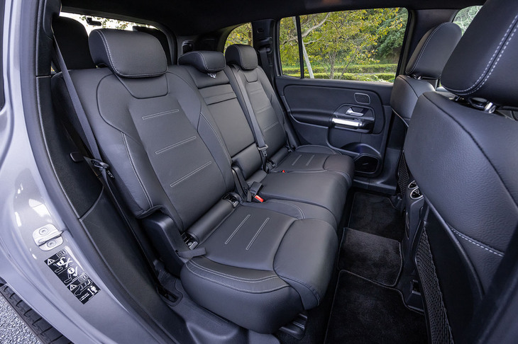 足元も頭上も余裕がある2列目シート。シートには60：40で左右個別に調整できるリクライニングとスライド、背もたれの可倒機構が備わる。