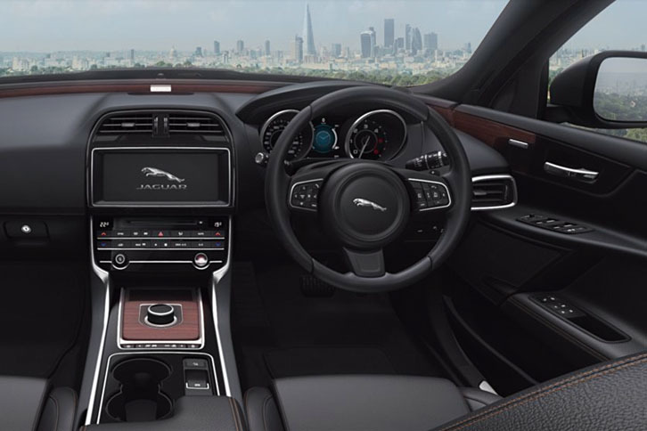 ジェットのインテリアカラーに、グロスフィギュアドエボニーウッドパネルのインテリア。ステアリングホイールヒーターも備わる。