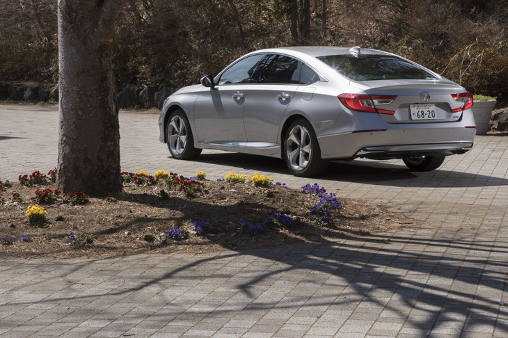 ボディーカラーには試乗車の「ルナシルバーメタリック」（写真）を含め、全5種類が設定されている。