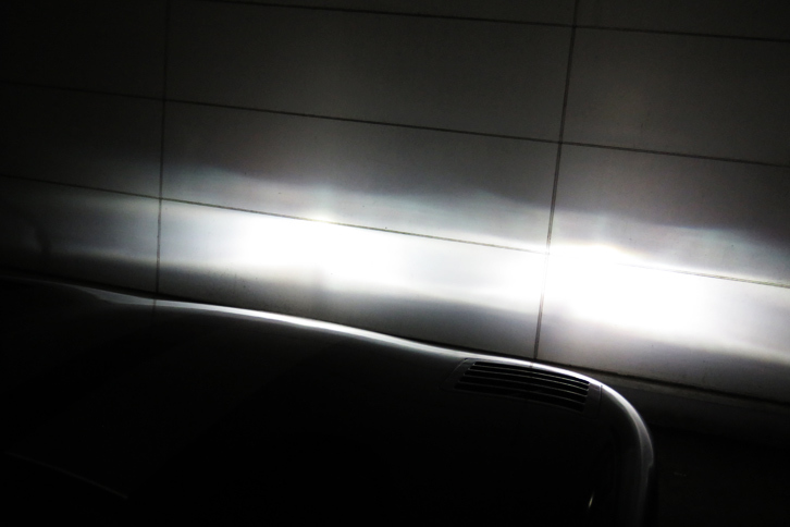 作業後のヘッドランプ照射の様子。……作業前がどうだったのかを知らないので、これだけだとよく分かりませんね。でもまあ、これでOKとなったらしい。