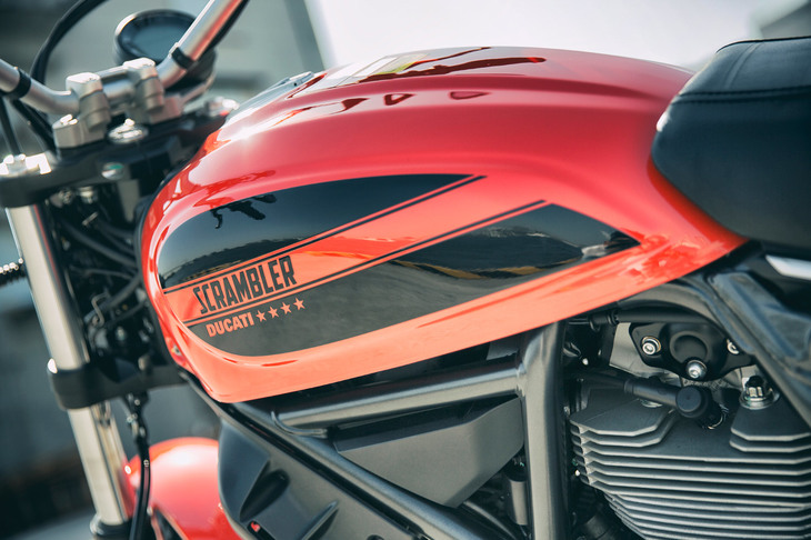 カラーリングにはテスト車に採用されていたオレンジのほか、ブラックとブルーの2色が用意されている。