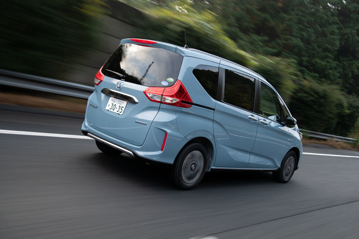 豊富なバリエーションは、ライバルにはない「フリード」ならではの魅力。4WDもシートレイアウトやパワーユニットの種類を問わず用意されているので、「2列シートのハイブリッド4WD」という、今回の試乗車のようなマニアックな仕様も選ぶことができる。