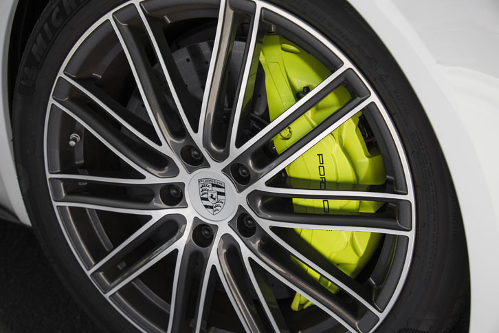 タイヤサイズはフロントが275/35ZR21で、リアが315/30ZR21。テスト車は「ミシュラン・パイロットスポーツ4」を履いていた。