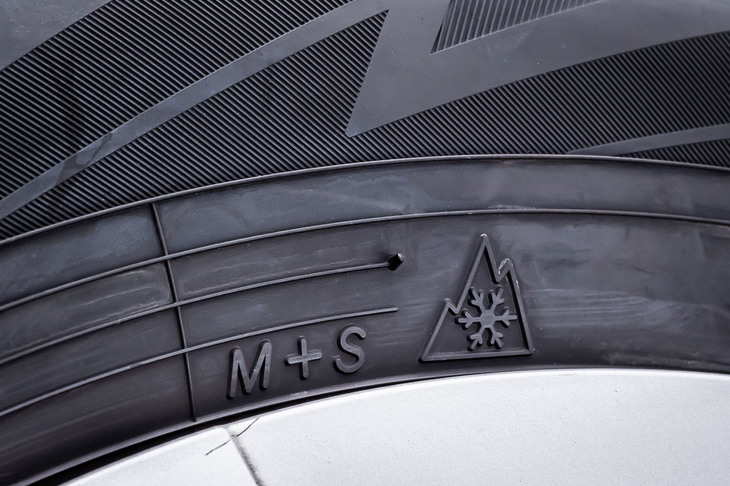 「アイスガード7」のサイドウォールには、欧州で冬用タイヤとして認証された証しである「スノーフレークマーク」が刻印されている。