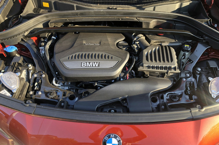「X2」の「20d」に搭載される2リッター直4ディーゼルターボエンジン。スペック的には「320d」と同じながら、静粛性がアップした。アイドリングストップからのエンジン再始動時はとても静かで、まるでガソリン車のようだ。