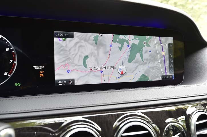 こちらはカーナビやインフォテインメントシステム用の12.3インチ液晶パネル。今回のマイナーチェンジでメーターパネルと一緒に1枚のガラスで覆ったデザインとされた。