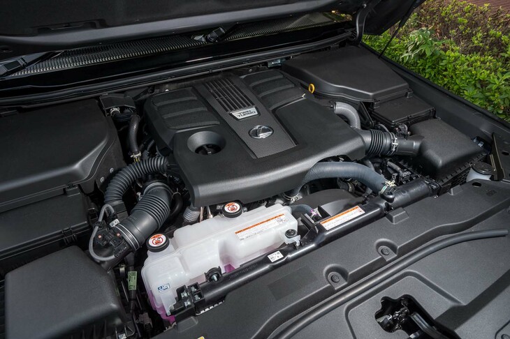 「レクサスLX」やトヨタの「ランクル300」にも搭載される3.4リッターV6ガソリンターボエンジン「V35A-FTS」だが、「レクサスGX」のものは最高出力が353PSに抑えられている。（他の2車種は415PS）。