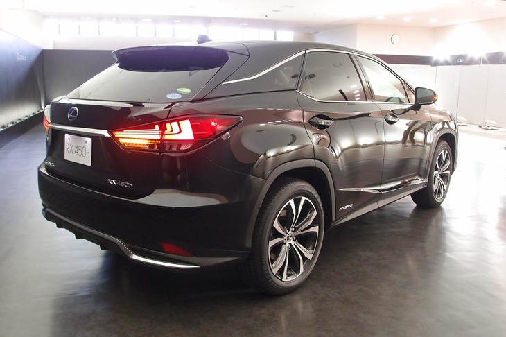 リアまわりは、バンパーやランプ、マフラーのデザインが変更された。写真は「RX450h“バージョンL」。