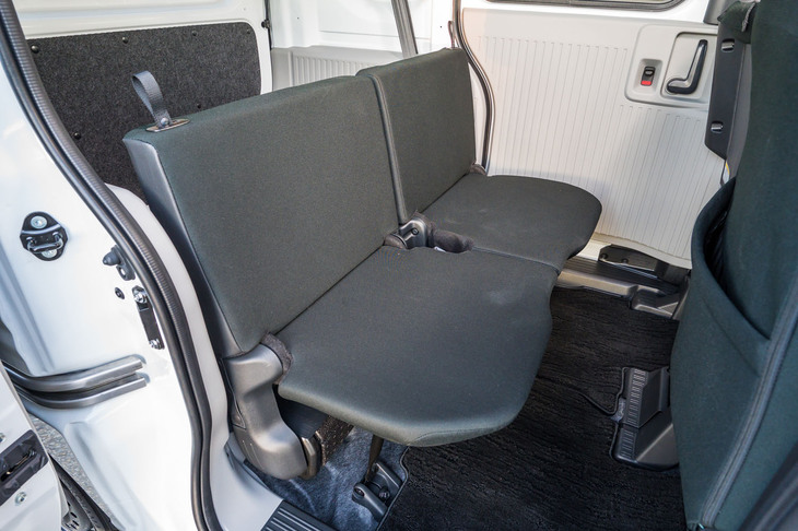 後席はシートというよりも公園のベンチに近い。4ナンバーなので足元も狭く、ヘッドレストもない。