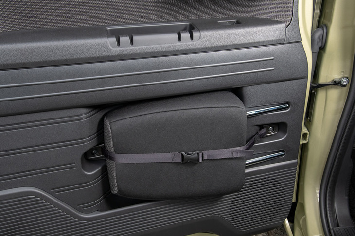 助手席をダイブダウンさせるにはヘッドレストを取り外す必要があるため、助手席側のドアの内側に収納スペースが設けられている。