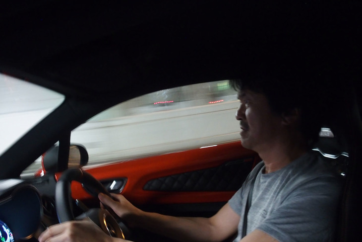 「アルピーヌA110 S」は1.8リッター直4ターボで300PS。対する「フェラーリ328」は3.2リッターV8自然吸気で270PS。パワーが近いエンジンの横置きミドシップというだけで、どこかシンパシーを感じる。今夜は、そんなA110の走りを首都高で試してやる！