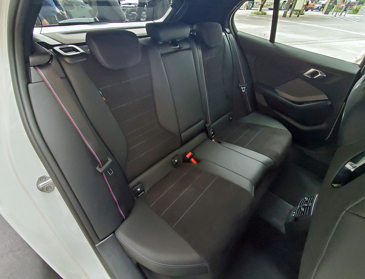 BMW M135 xDrive（リアシート）