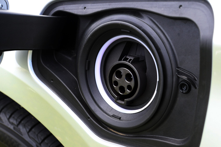 左側のフロントフェンダーパネルに設置された充電口。普通充電により、約3時間でバッテリーを満充電にできる。