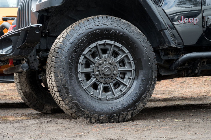 日本ではカスタムやドレスアップの目的で装着されるケースが多いSUV用タイヤ。目の粗いトレッドパターンやゴツゴツとしたサイドブロックが目を引く「ジオランダーA/T4」は、そうした目線で見ても十分合格といえるだろう。