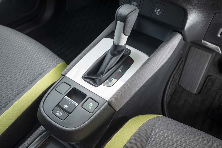 シンプルなデザインのセンターコンソール。シフトレバーの手前には電動パーキングブレーキのスイッチが配される。