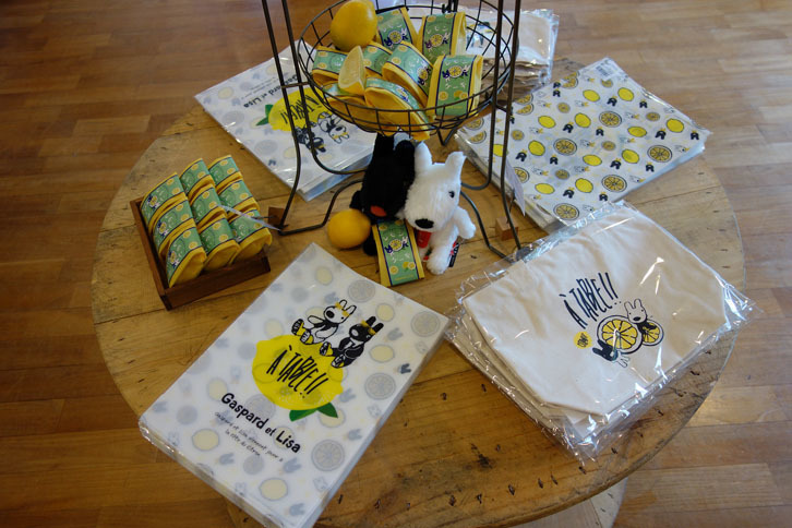 会場内を散策していると、フランス生まれの人気キャラクター「リサとガスパール」のブースを発見。フランスの3大祭りのひとつに数えられる、マントンのレモン祭りにちなんだ展示で、写真のクリアケースとミニトートバッグ、レモンケーキは、今回のイベントに合わせて製作されたものだという。