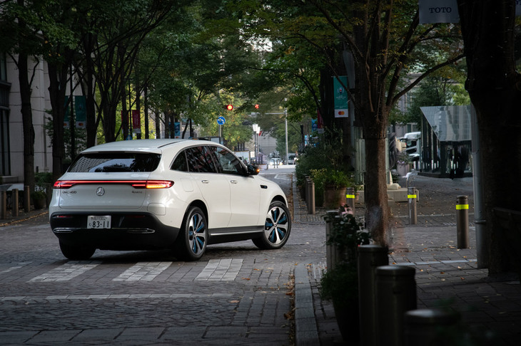 「EQC」は、内燃機関を搭載した同セグメントのSUV「GLC」とプラットフォームを共用している。