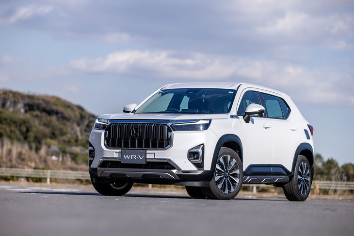 「ホンダWR-V」の純正アクセサリー装着車「TOUGH STYLE（タフスタイル）」。フロント／サイド／リアの「ロアーガーニッシュ」やブラック×クロームメッキの「フロントグリル」、クロームメッキの「フォグライトベゼル」などがホンダアクセスのアイテムとなる。