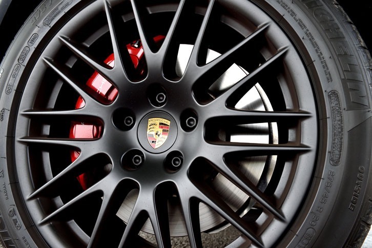 タイヤサイズは前後とも275/45R20。試乗車には「ミシュラン・ラティチュード スポーツ」が装着されていた。