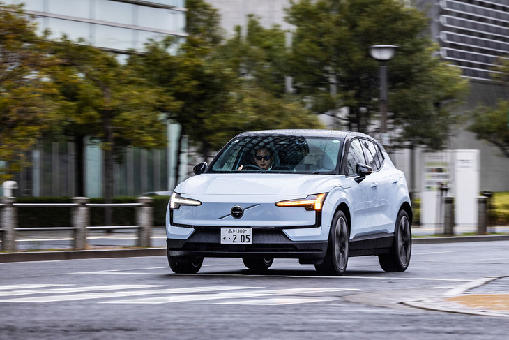 ボルボが新しく開発したBEV専用プラットフォームの「SEA（サステナブル・エクスペリエンス・アーキテクチャー）」を採用。サスペンションはフロントがマクファーソンストラット式、リアがマルチリンク式となる。