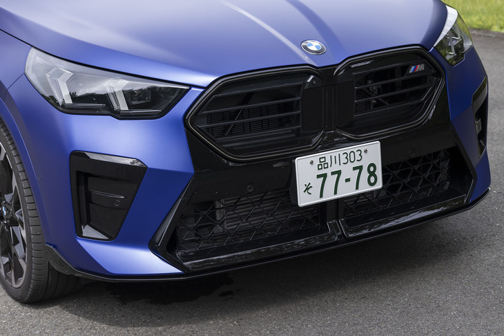 【BMW X2 M35i xDrive】
	ボディーサイズ：全長×全幅×全高＝4565×1845×1575mm／ホイールベース：2690mm／車重：1710kg／駆動方式：4WD／エンジン：2リッター直4 DOHC 16バルブ ターボ／トランスミッション：7段AT／最高出力：317PS（233kW）/5750rpm／最大トルク：400N・m（40.8kgf・m）/2000-4500rpm／タイヤ：（前）245/35R21 96Y XL／（後）245/35R21 96Y XL（コンチネンタル・エココンタクト6Q）／燃費：12.2km/リッター（WLTCモード）／価格：810万円
	
	【取材時の燃費データ】
	テスト距離：309.9km（市街地2：高速道路6：山岳路2）／使用燃料：31.6リッター（ハイオクガソリン）／参考燃費：9.8km/リッター（満タン法）／9.6km/リッター（車載燃費計計測値）