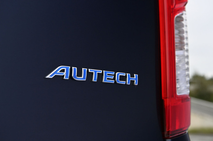 AUTECHブランド発祥の地である湘南・茅ヶ崎の海と空をイメージしたという、ブランドのアイコニックカラーであるブルーが用いられたエンブレム。