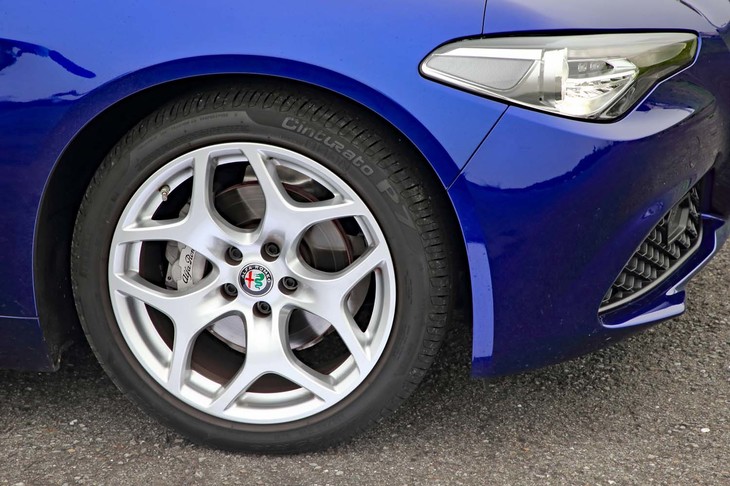 タイヤサイズはフロントが225/45R18で、リアが255/40R18。試乗車はランフラットタイプの「ピレリ・チントゥラートP7」を履いていた。