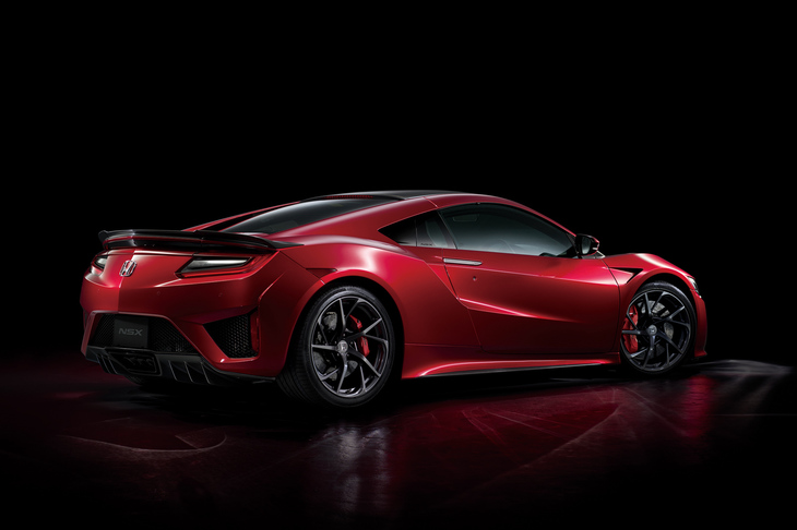 2代目となる現行型「NSX」の発表は2016年8月。実に11年ぶりの“NSX復活”となった。