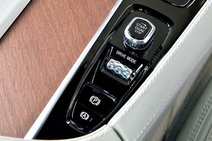 ひねる操作でオンオフを行うエンジン始動スイッチ（写真右上）。中央に見えるローラー状のものは、走行モードのセレクター。